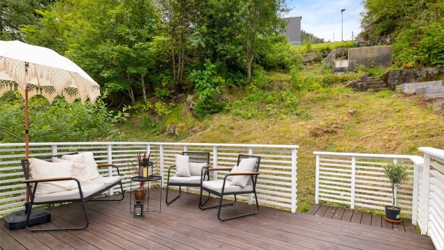 - Egen sjenert terrasse på 16 kvm i grønne omgivelser. Her er det rom for hyggelige stunder -