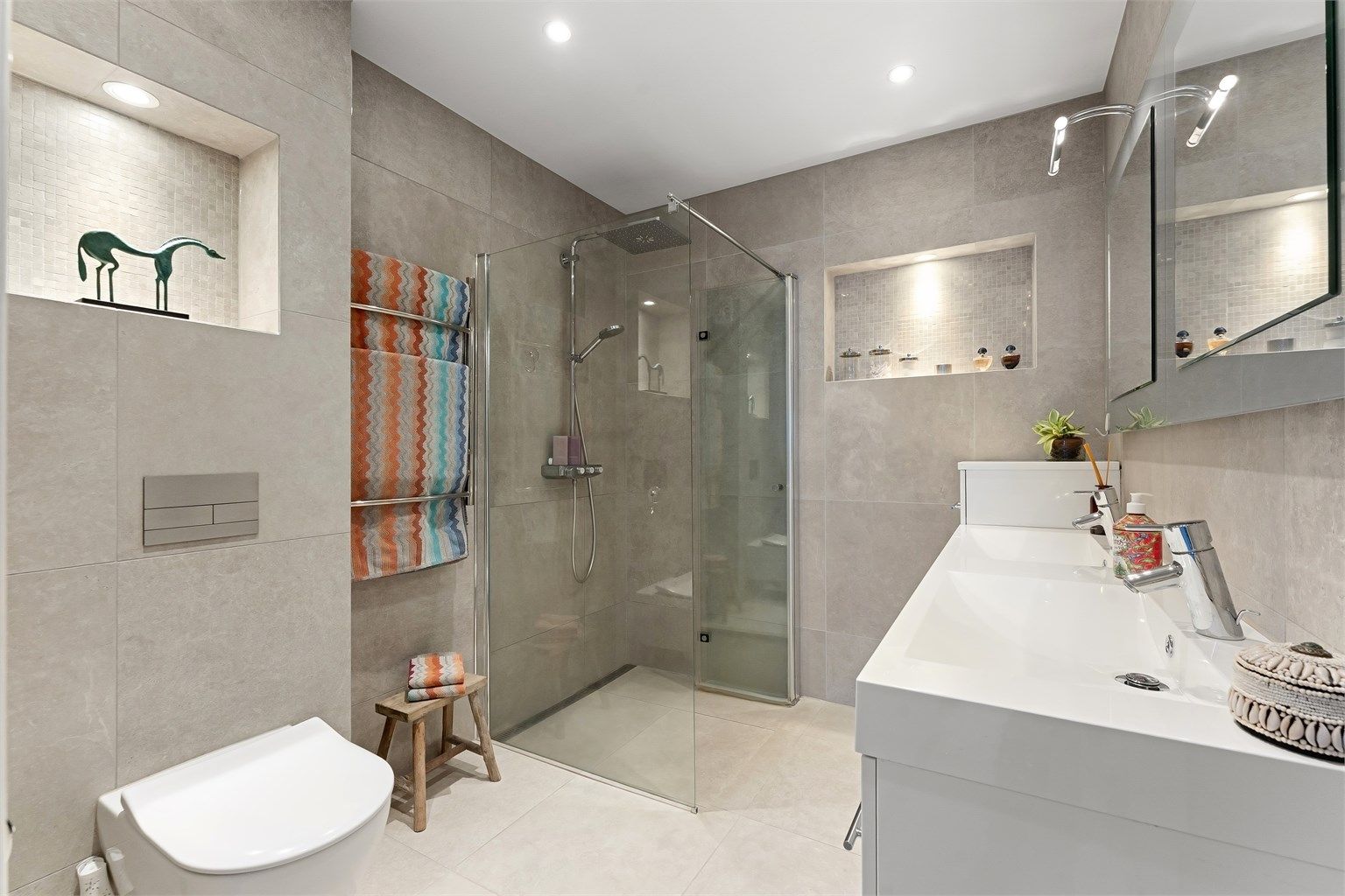 Hovedbadet ble oppgradert i 2019 med 60x60 cm keramiske fliser på gulv og vegger.