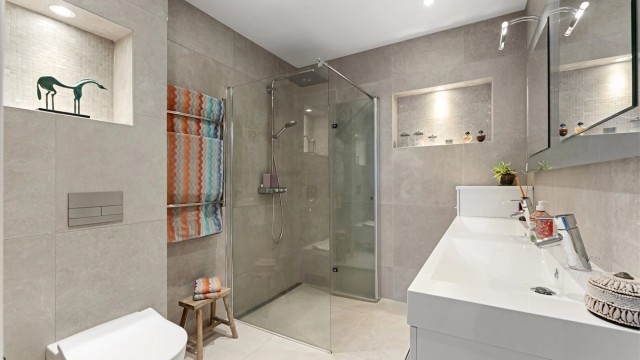 Hovedbadet ble oppgradert i 2019 med 60x60 cm keramiske fliser på gulv og vegger.