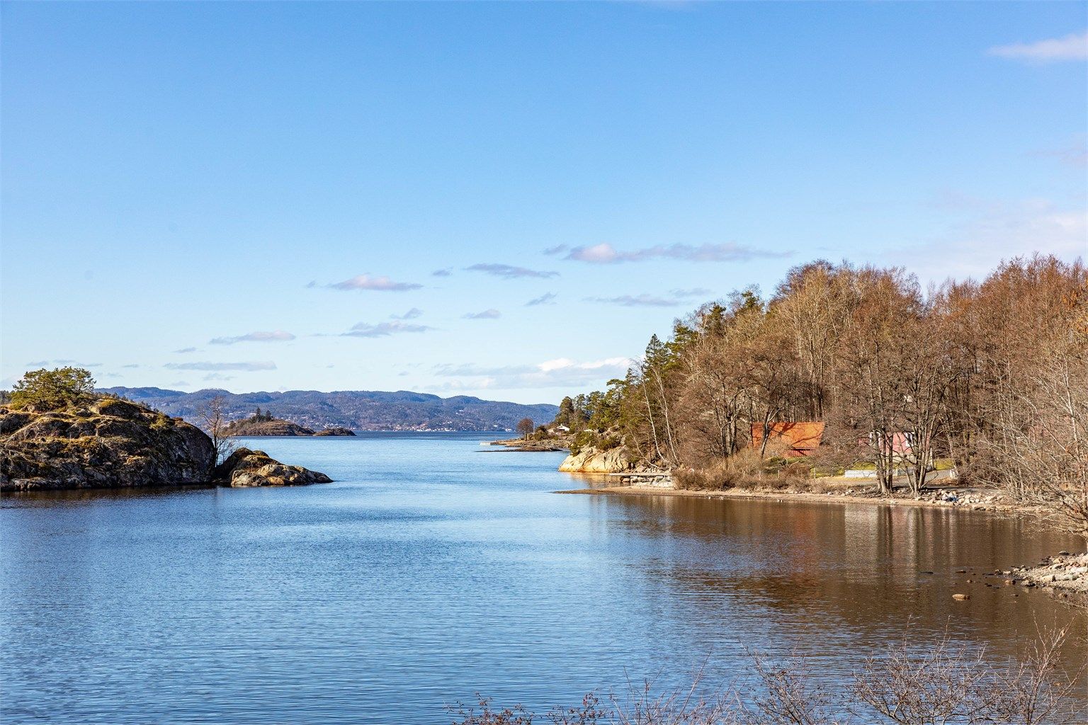 Til den langgrunne og barnevennlige Kulpestranda kan du gjerne vasse hele veien fra Strandtunet.