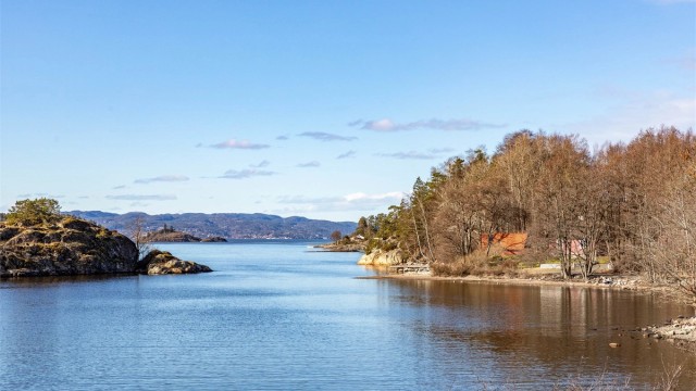 Til den langgrunne og barnevennlige Kulpestranda kan du gjerne vasse hele veien fra Strandtunet.