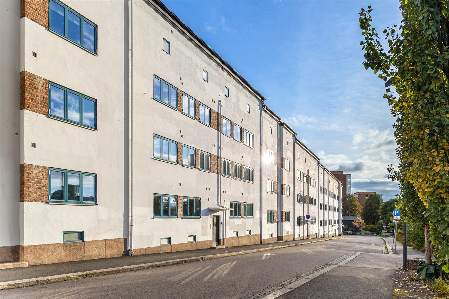 Funkisgården ble reist i 1931 etter tegninger av arkitekt Ole Øvergaard, og var blant byens første kommunale boligkomplekser med sentralvarme og varmtvann. Fasaden har klassiske funkislinjer og ligger i en rolig blindgate, oppkalt etter Carl Jeppesen.