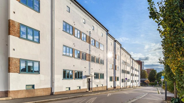 Funkisgården ble reist i 1931 etter tegninger av arkitekt Ole Øvergaard, og var blant byens første kommunale boligkomplekser med sentralvarme og varmtvann. Fasaden har klassiske funkislinjer og ligger i en rolig blindgate, oppkalt etter Carl Jeppesen.