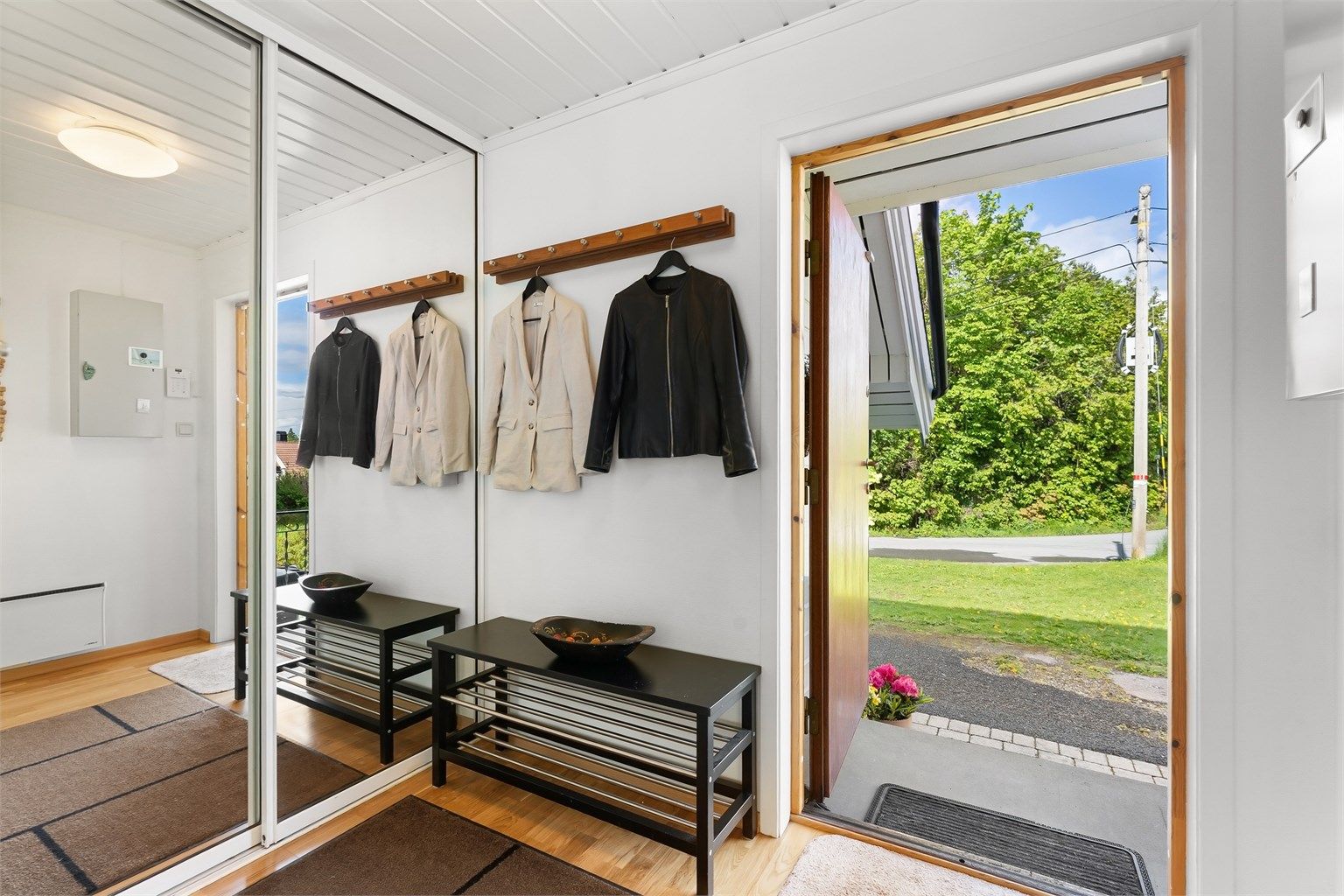 Entré i første etasje med parkett på gulv og god plass til yttertøy.