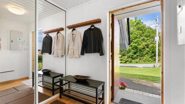 Entré i første etasje med parkett på gulv og god plass til yttertøy.