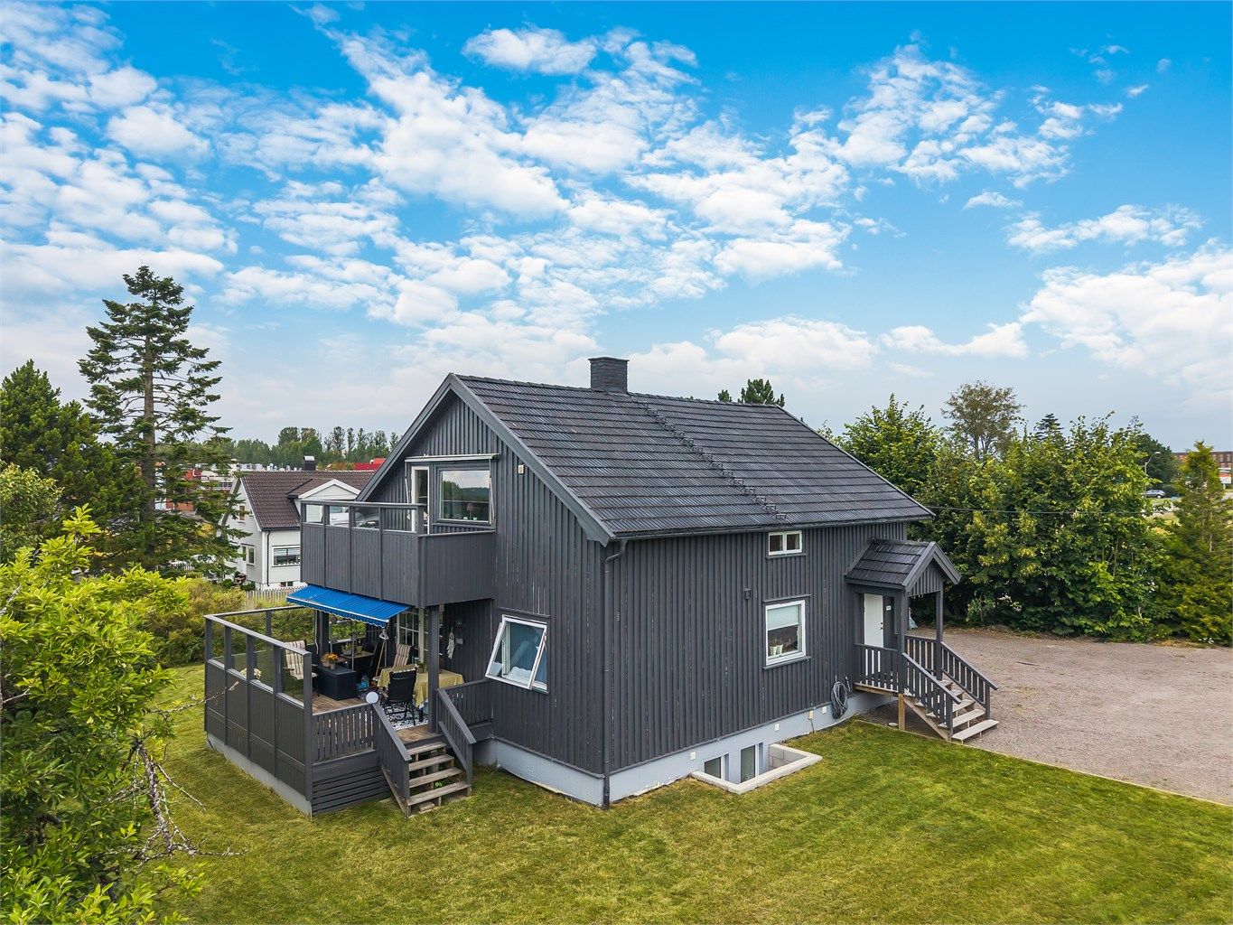 Hjørnetomt med pent opparbeidet hage og gårdsplass. Eiendommen er relativt flat og ligger fint til i solfylte omgivelser i et rolig strøk