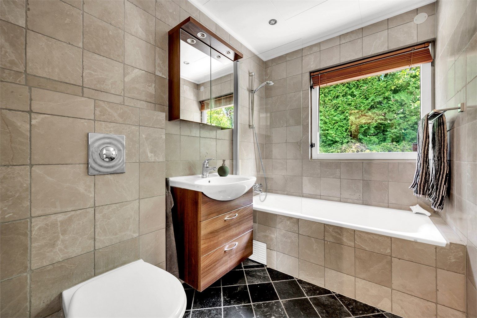 Boligen har to pent flislagte bad med gulvvarme. Den perfekte løsningen for storfamilien. Begge bad ble totalrenovert i 2009 av Comfort Bryn AS.