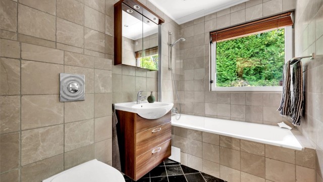 Boligen har to pent flislagte bad med gulvvarme. Den perfekte løsningen for storfamilien. Begge bad ble totalrenovert i 2009 av Comfort Bryn AS.