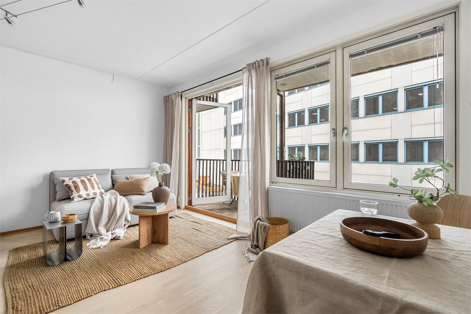 Denne leiligheten tilbyr en arealeffektiv planløsning og lave felleskostnader med fyring/VV og internett inkludert. 