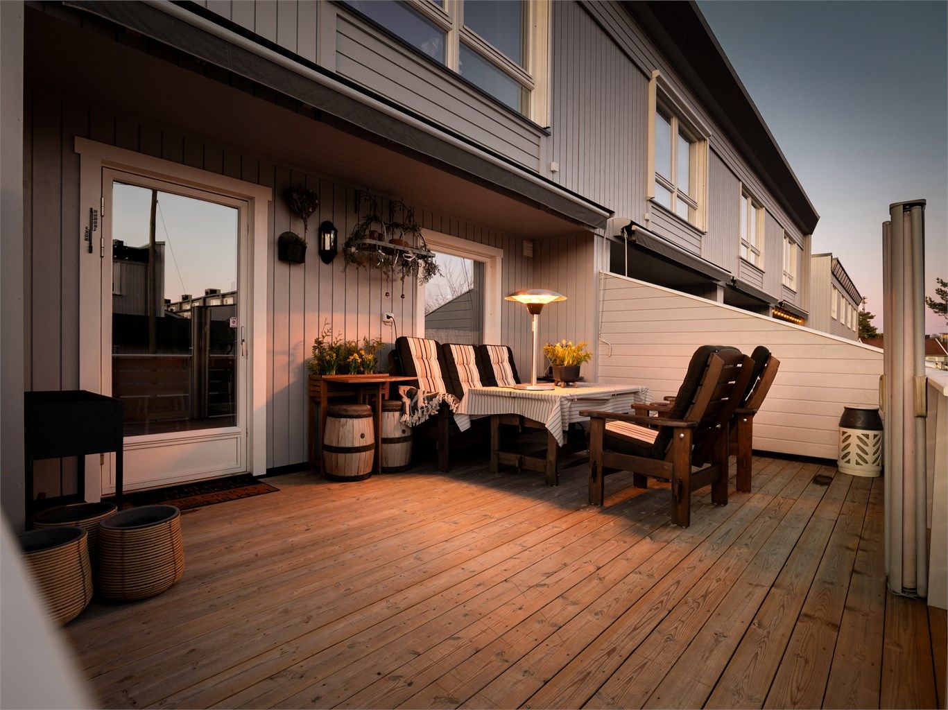 Stor og innbydende terrasse med god plass til sittegruppe – perfekt for lange sommerkvelder og hyggelige sammenkomster.