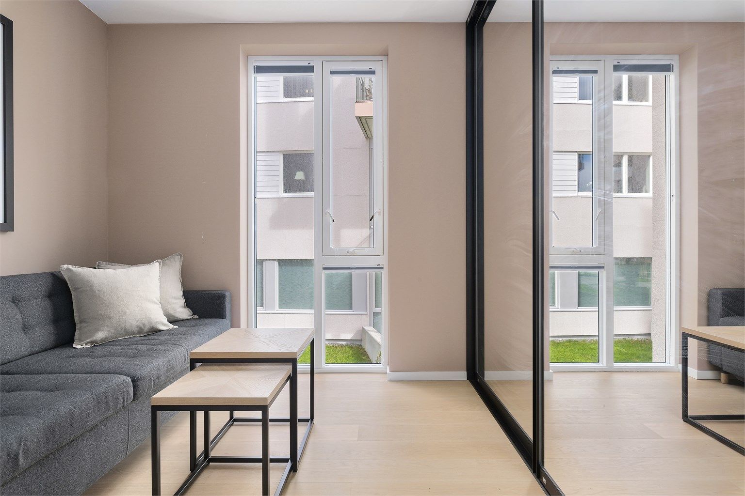 Soverom 3 med flere bruksområder. Her og er det montert skyvedørsgarderobe fra Leba 