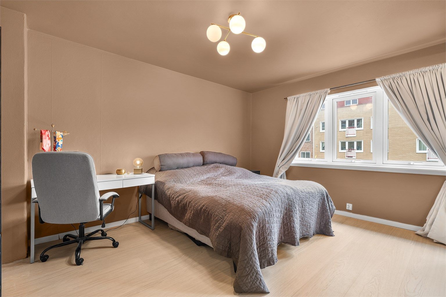 Hovedsoverommet har god plass til dobbeltseng og en praktisk kontorplass ved vinduet.