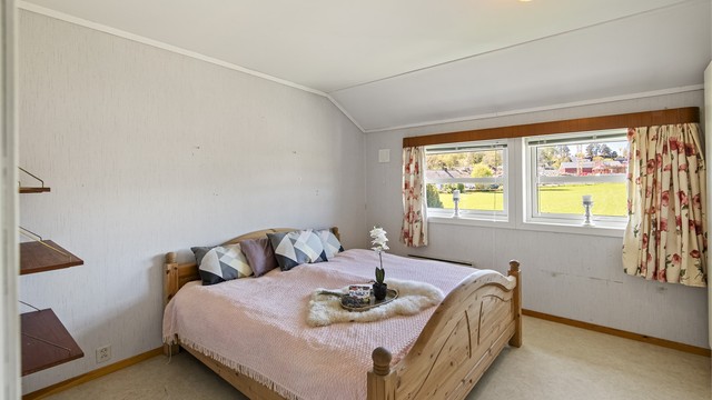 Hovedsoverommet er stort med god plass til dobbelseng