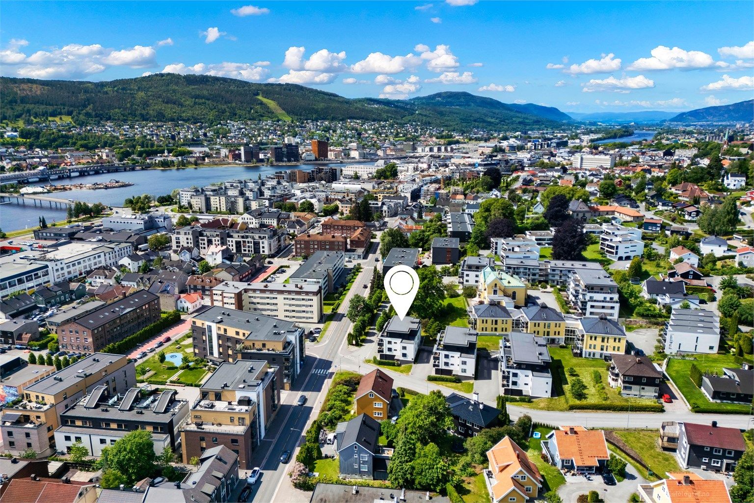 Sentral og pendlervennlig leilighet beliggende i et område som har mye å tilby og et rikt tilbud av service- og underholdningstilbud