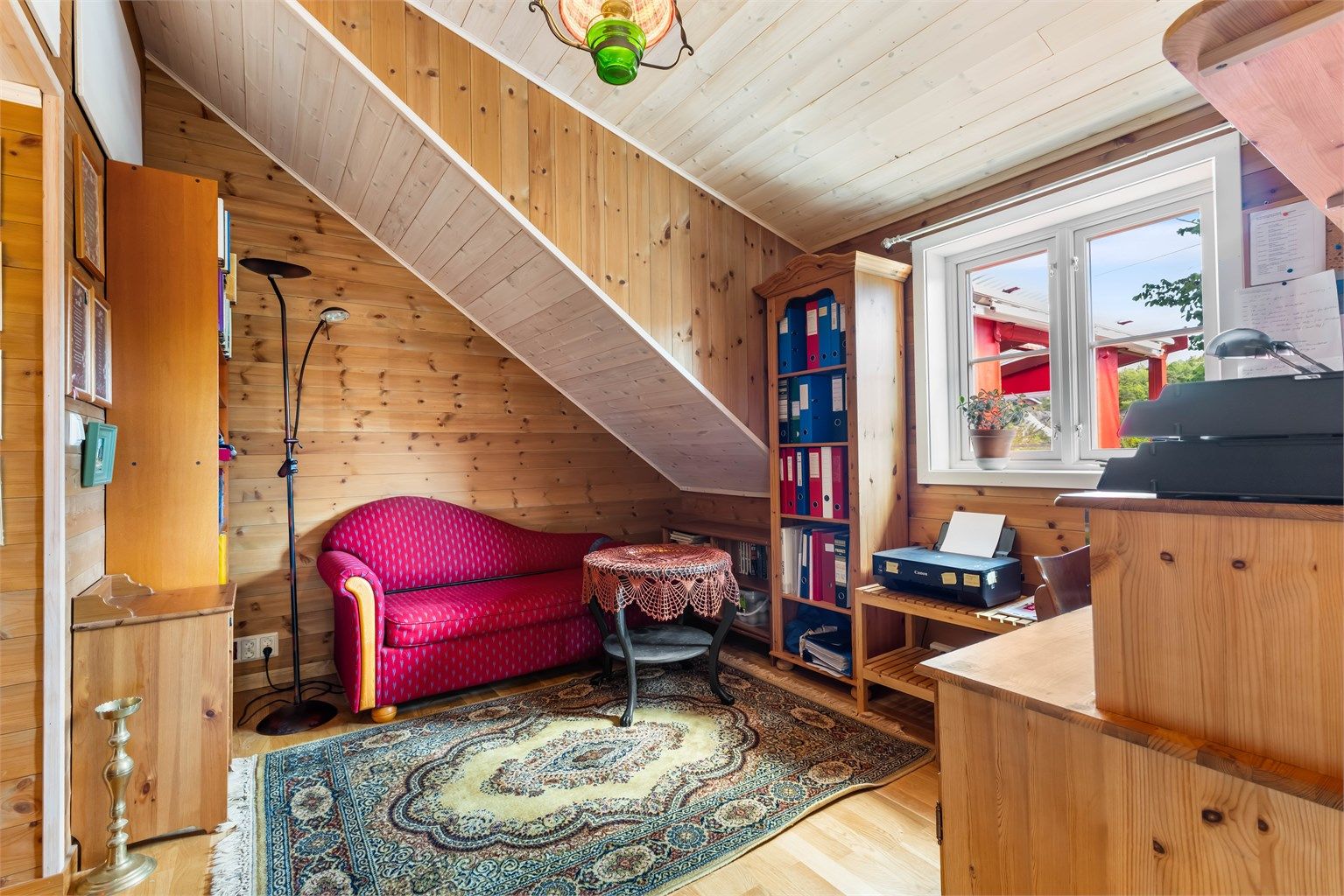 Kontor på loftet med plass til arbeidsplass under skråtaket.