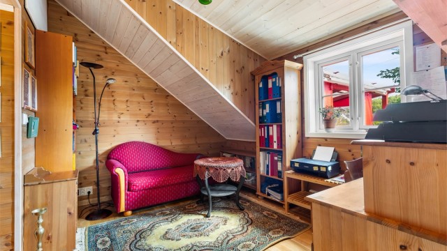 Kontor på loftet med plass til arbeidsplass under skråtaket.