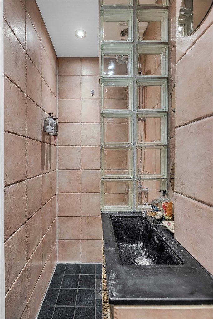 Pent bad med nye varmekabler og nytt tettesjikt på gulv og nye gulvfliser i 2003.