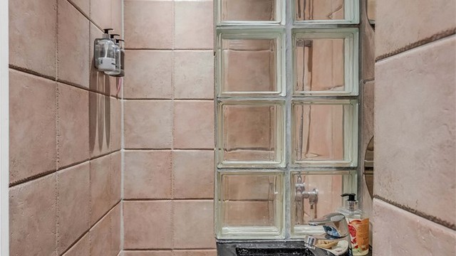 Pent bad med nye varmekabler og nytt tettesjikt på gulv og nye gulvfliser i 2003.