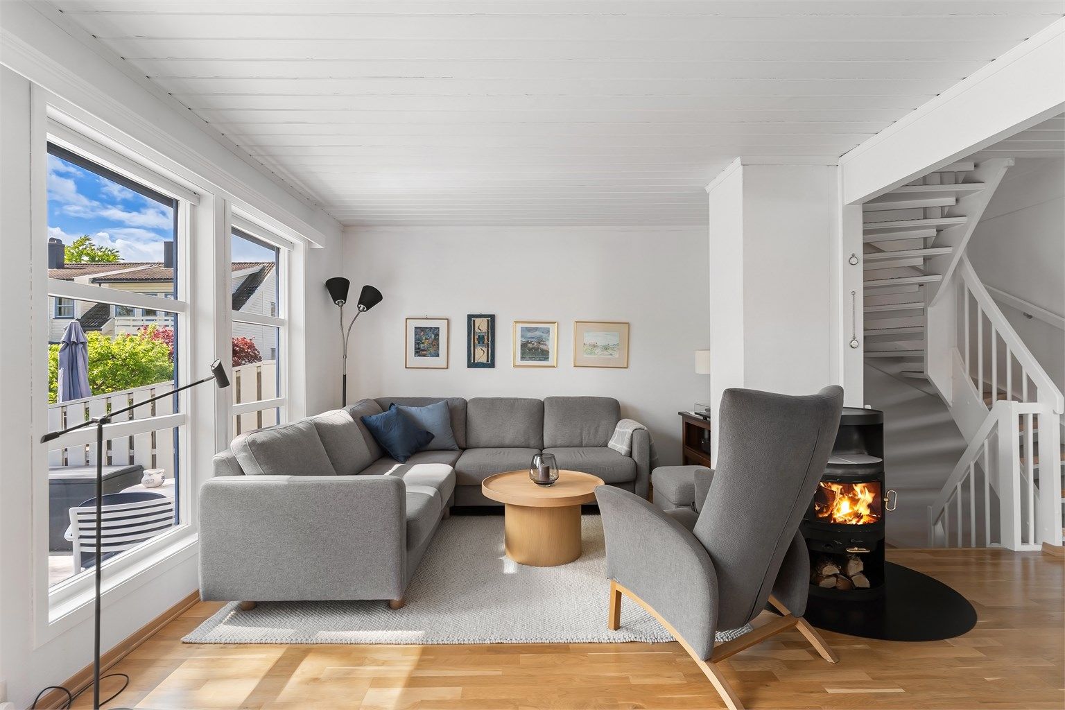 Peisovnen med glassdør gir en lun atmosfære på kjølige kvelder.