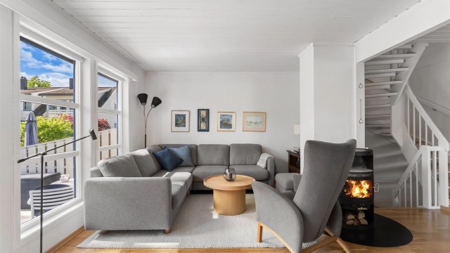 Peisovnen med glassdør gir en lun atmosfære på kjølige kvelder.