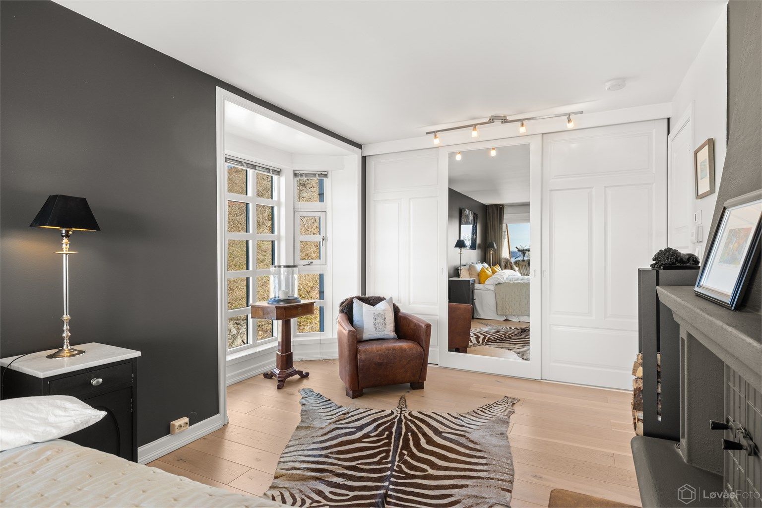 En stor skyvedørsgarderobe gir rikelig med plass til oppbevaring.