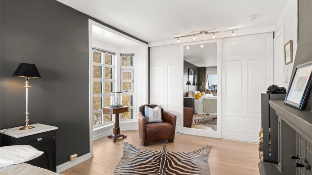 En stor skyvedørsgarderobe gir rikelig med plass til oppbevaring.