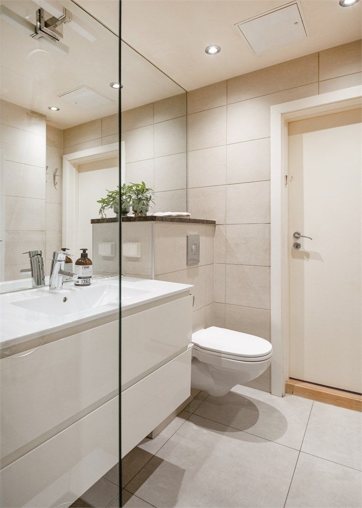 Badet ble oppgradert i 2019 og har vegghengt toalett og en stilren servantinnredning.
