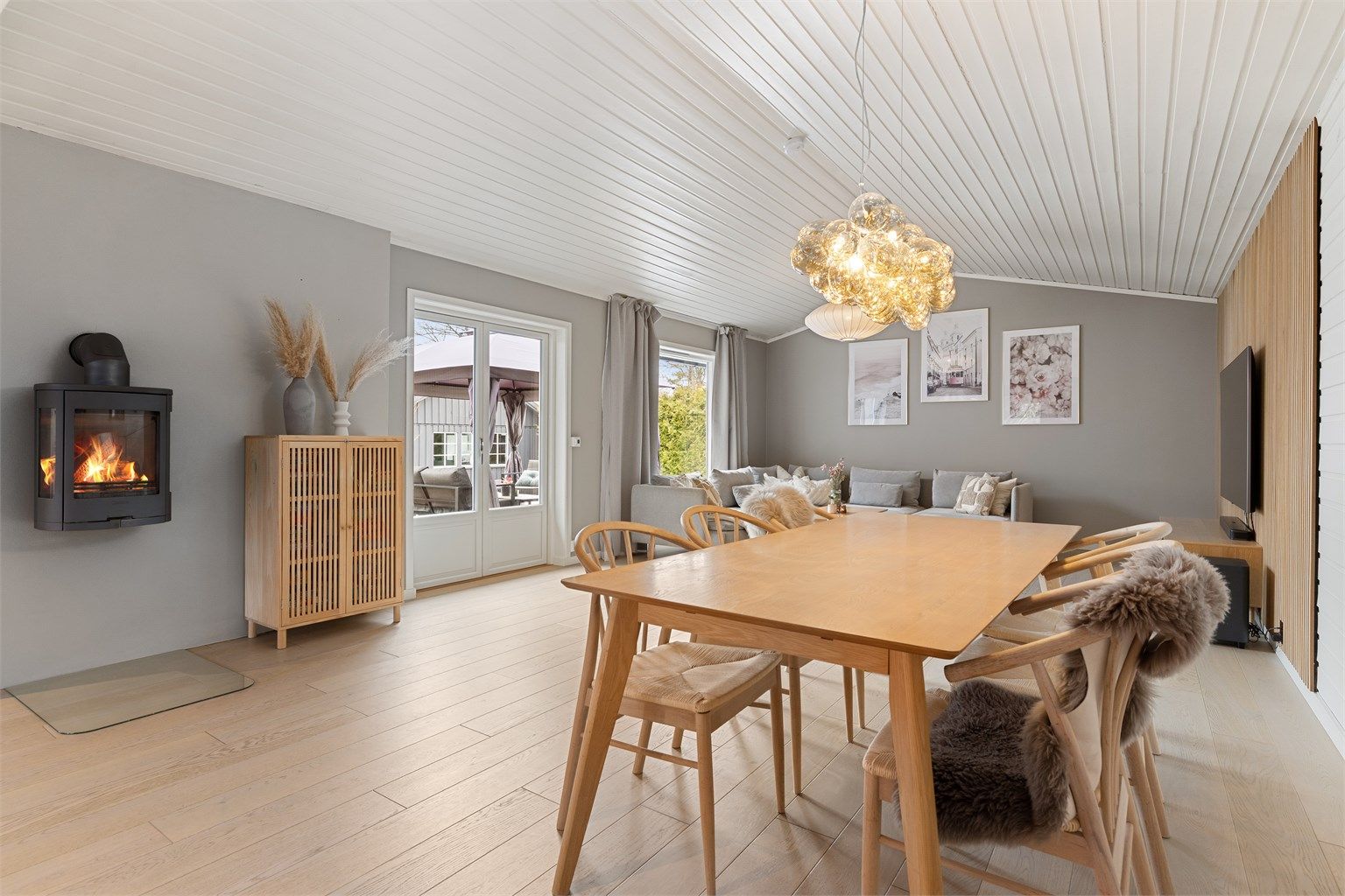 Stue i 1. etasje - moderne peisovn samt gulvvarme i hele 1. etasje - utgang til solrik uteplass med hage