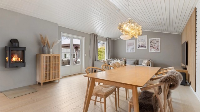 Stue i 1. etasje - moderne peisovn samt gulvvarme i hele 1. etasje - utgang til solrik uteplass med hage