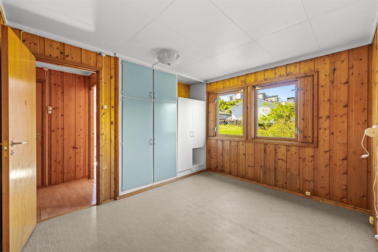 De plassbygde skapene gir god lagringsplass på soverommene.