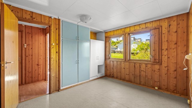 De plassbygde skapene gir god lagringsplass på soverommene.