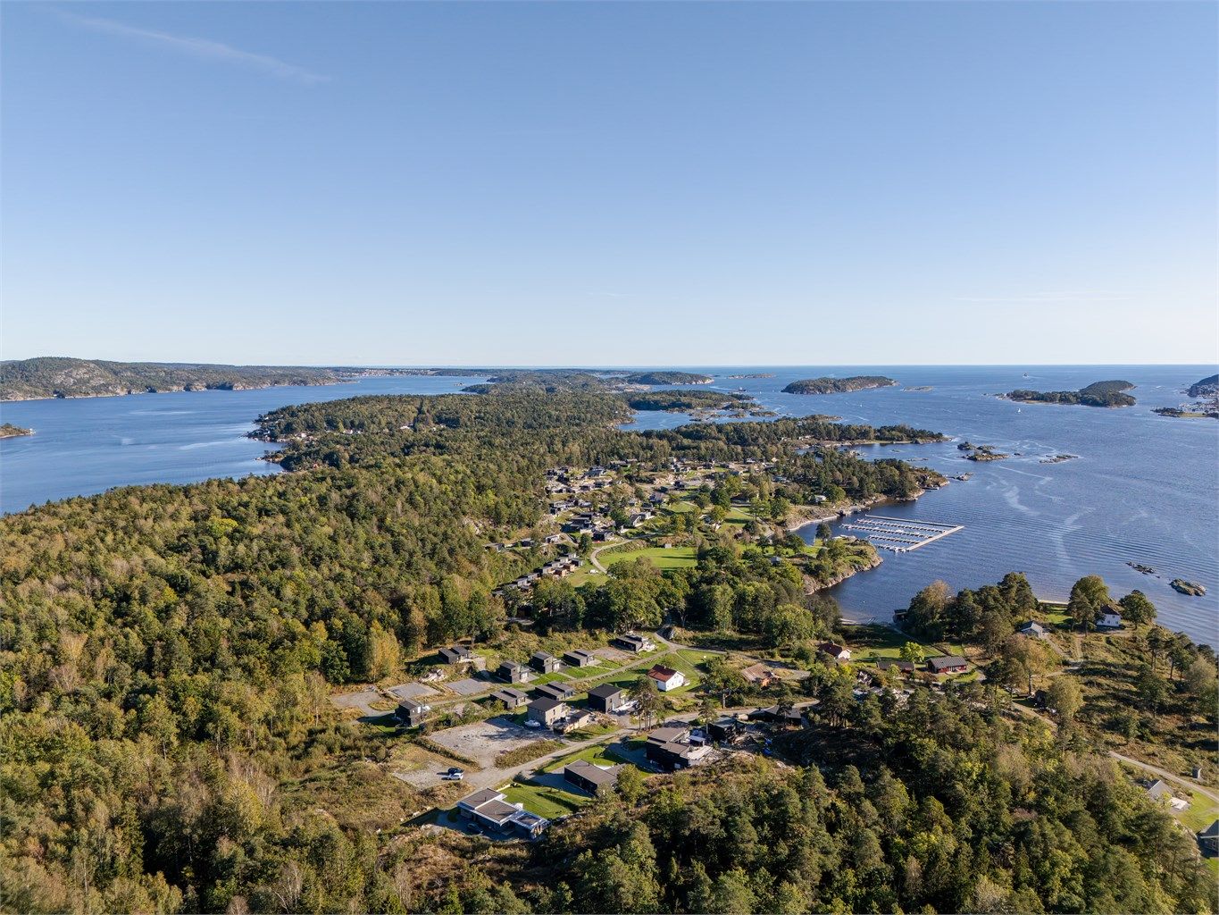 Øya har også gjestebrygger og en sommeråpen restaurant for besøkende.