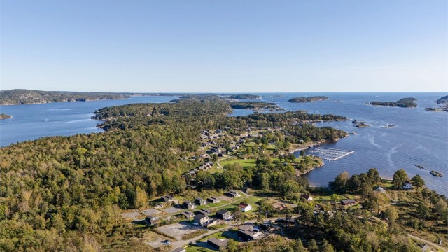 Øya har også gjestebrygger og en sommeråpen restaurant for besøkende.