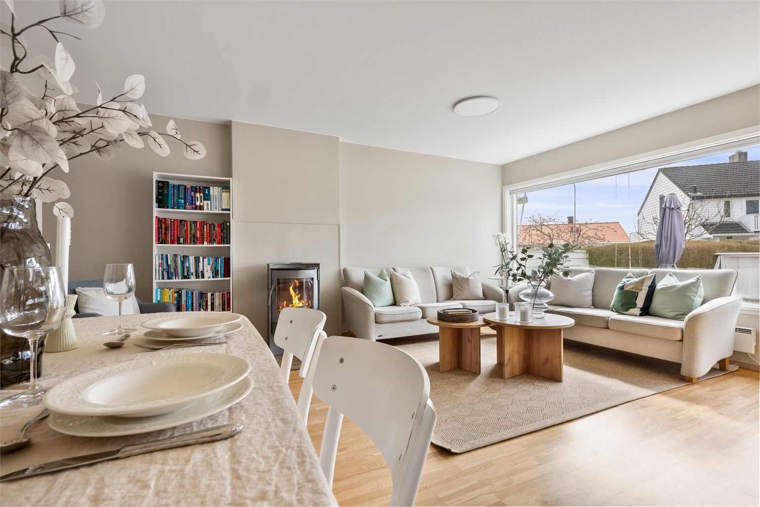 Stuen er blitt oppgradert med nyere gulv, vegger og tak.