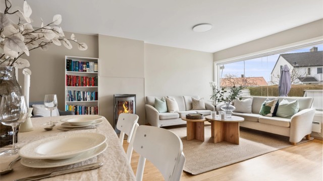 Stuen er blitt oppgradert med nyere gulv, vegger og tak.