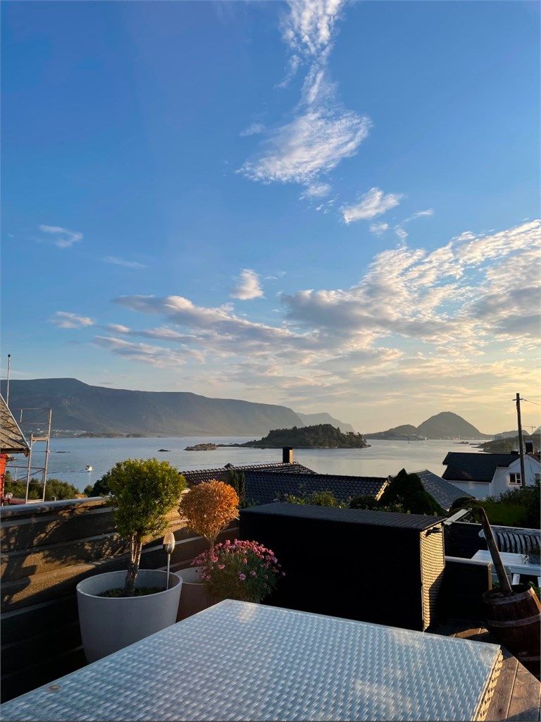 Bilde fra uteplassen i hagen med nydelig utsikt vestover - bilde tatt av selger