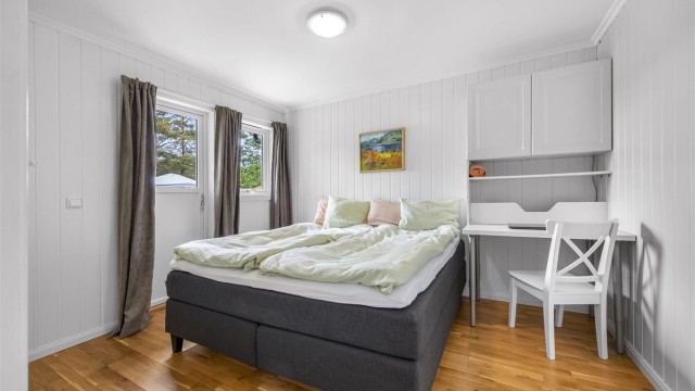 Hovedsoverommet har parkett på gulvet og plass til dobbeltseng og kontorløsning.