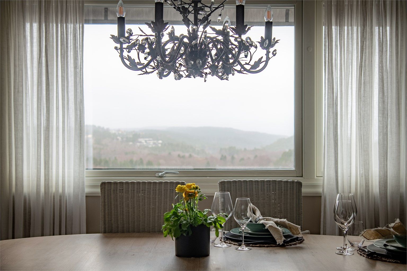 Fra spiseplassen har man en fin utsikt over nærområdet.