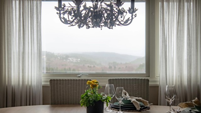 Fra spiseplassen har man en fin utsikt over nærområdet.