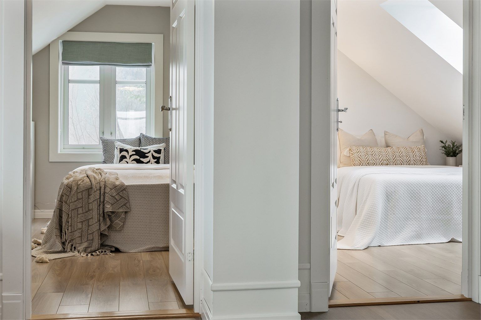 Soverommene ligger samlet i en egen avdeling i etasjen.