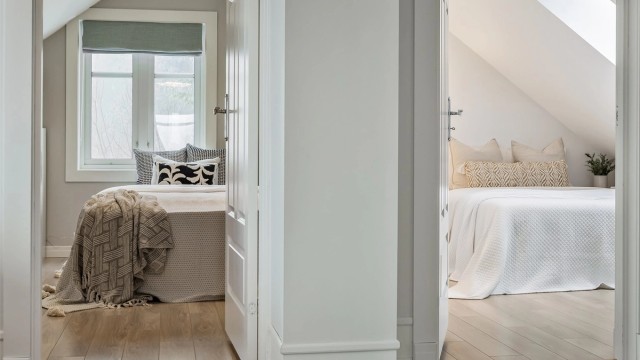 Soverommene ligger samlet i en egen avdeling i etasjen.