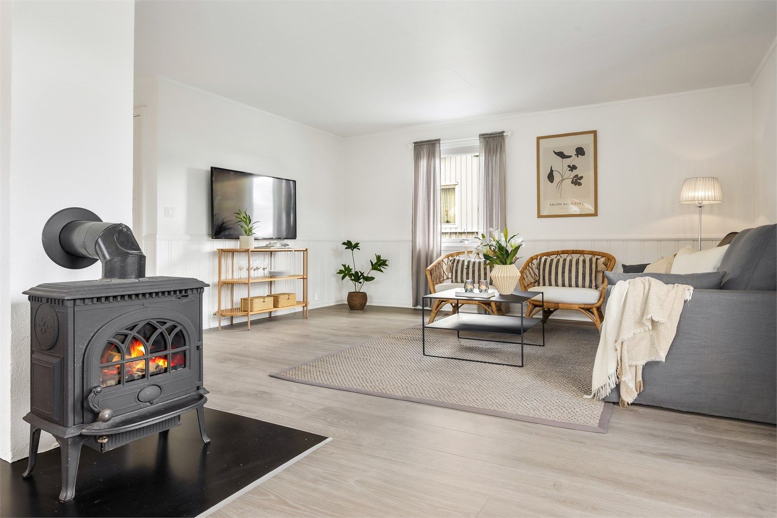 En vedovn i stuen gir lun varme og en hyggelig atmosfære på kjølige dager.