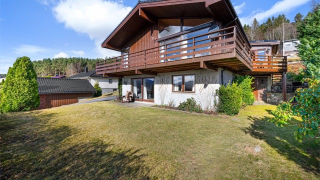 Den sørvendte hagen er pent opparbeidet med plen og beplantning og dels inngjerdet med hekk