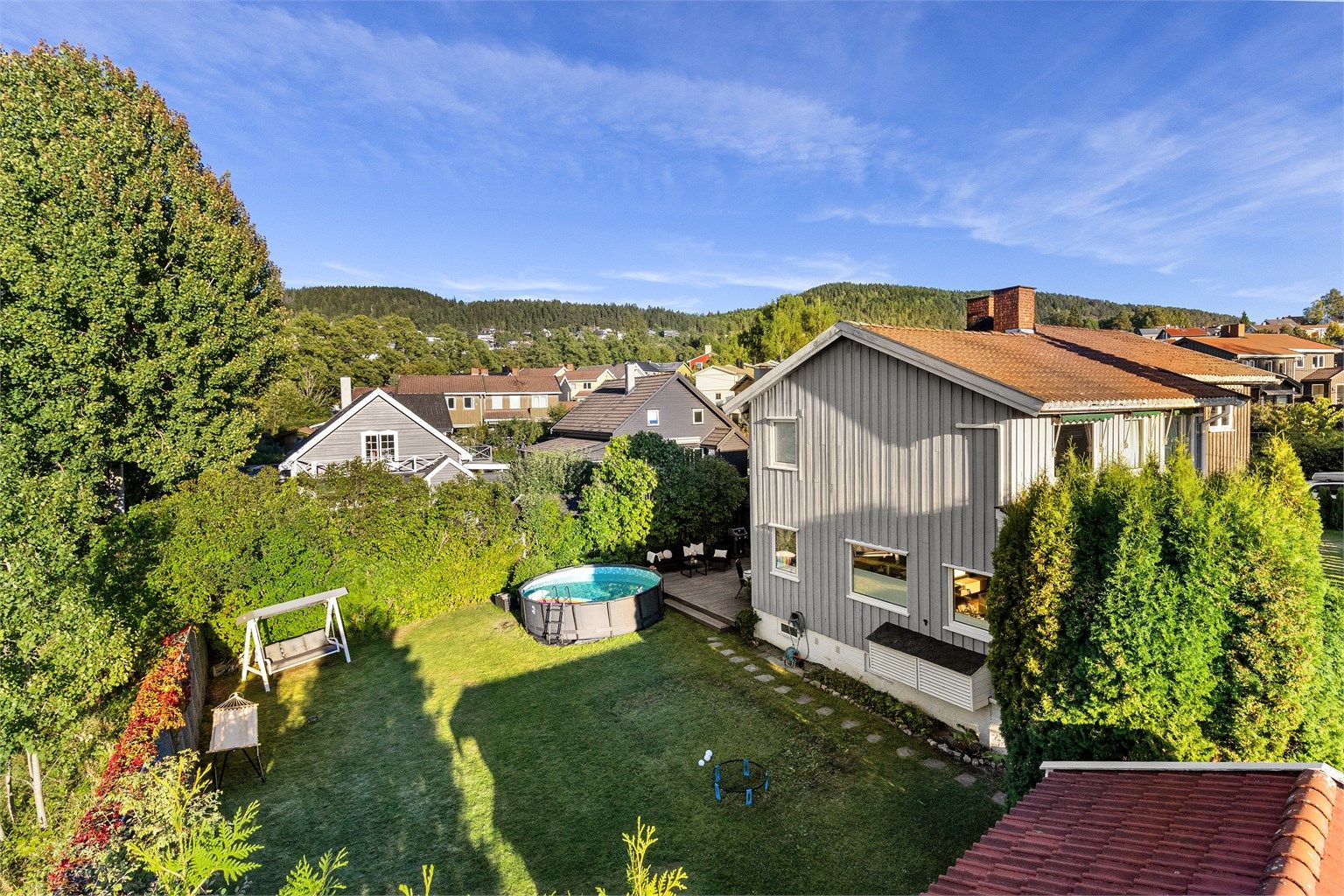Innholdsrik halvpart av tomannsbolig over tre plan, med stor tomt og umiddelbar nærhet til Frysja og marka.
Foto: Petter Tanum/TanumFoto