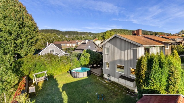 Innholdsrik halvpart av tomannsbolig over tre plan, med stor tomt og umiddelbar nærhet til Frysja og marka.
Foto: Petter Tanum/TanumFoto