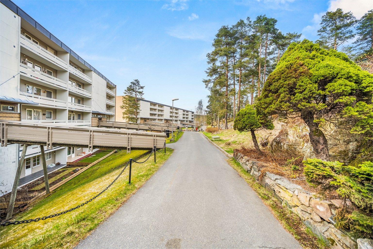 Sameiet har pent opparbeidede fellesarealer med asfalterte internveier og grøntområder.