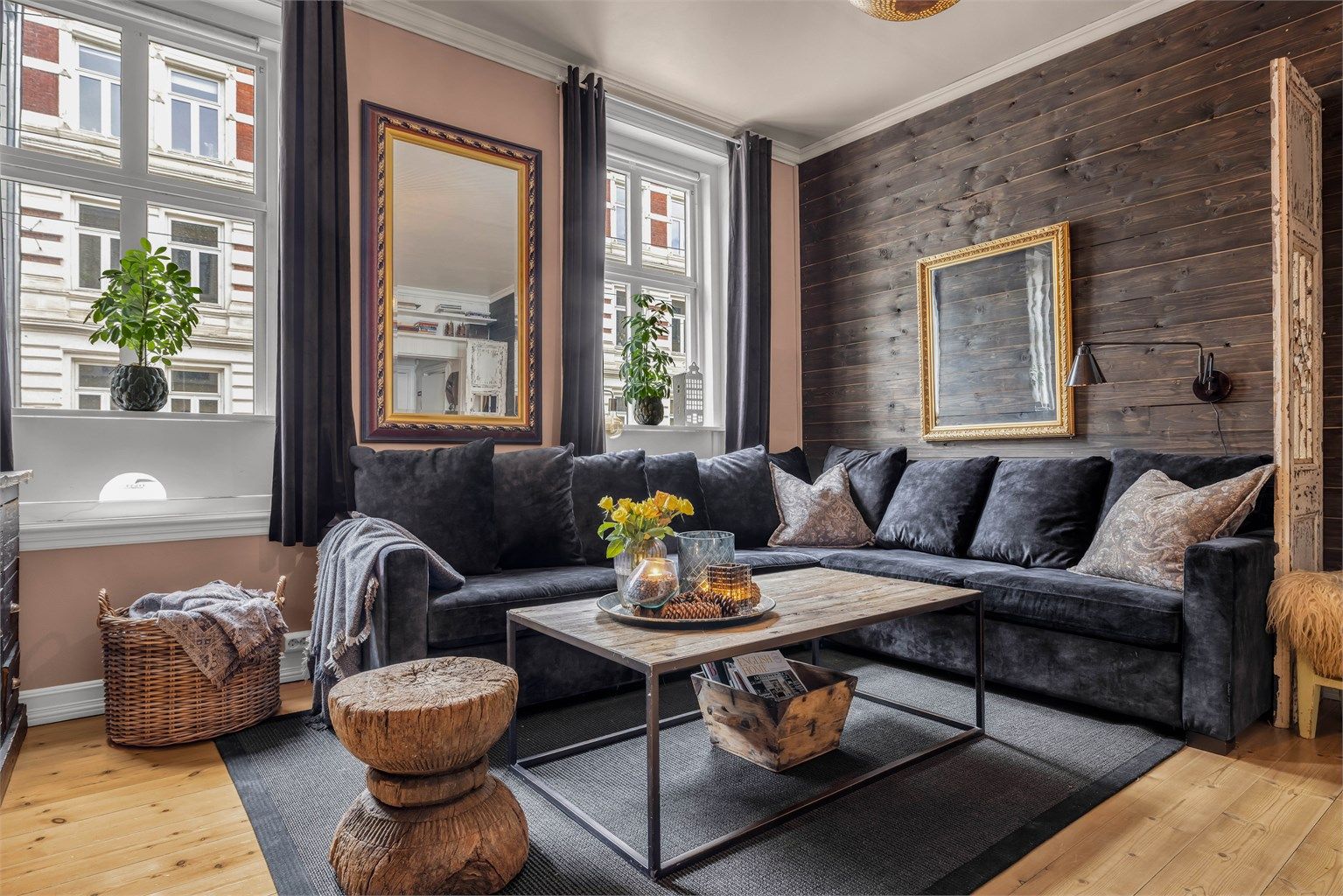 Hyggelig stue med store, klassiske vindusflater som sikrer godt med naturlig lys. 