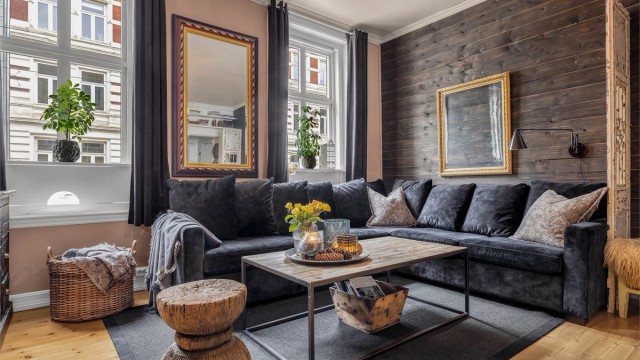 Hyggelig stue med store, klassiske vindusflater som sikrer godt med naturlig lys.