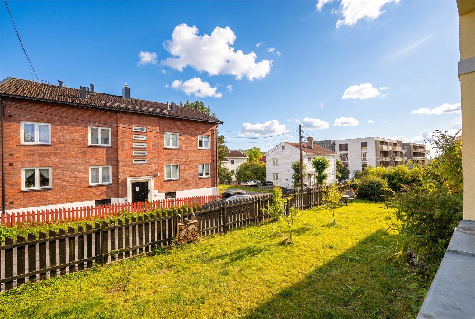 De seks leilighetene i bygget har også tilgang til en flott felles hage med sol mesteparten av dagen på sommerstid.