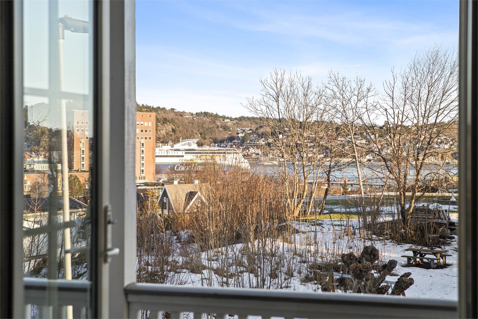 Flott utsyn mot byen, Indre Havn og Park Hotell.